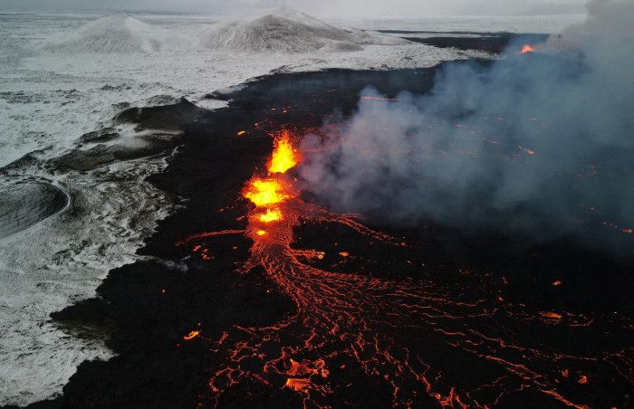 Bangkok Post - ‘Lava chasers’ keep an eye on Iceland