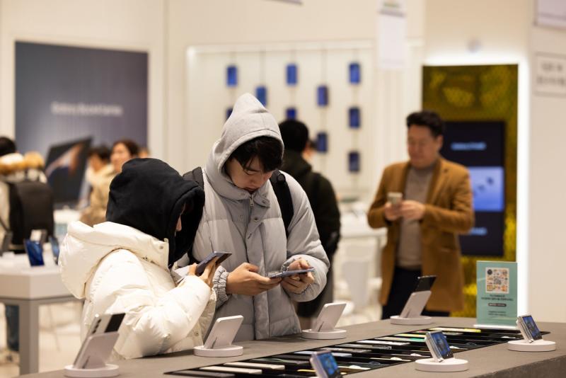 Bangkok Post - Samsung profit tumbles 35% as chip weakness persists