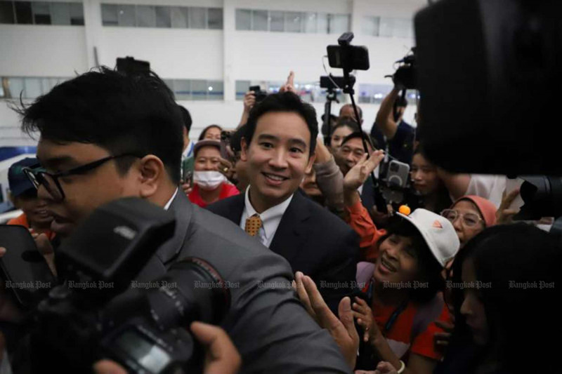 Pita Limjaroenrat arrives at the Constitutional Court to hear the ruling in his media-shares case on Wednesday afternoon. (Photo: Varuth Hirunyatheb)