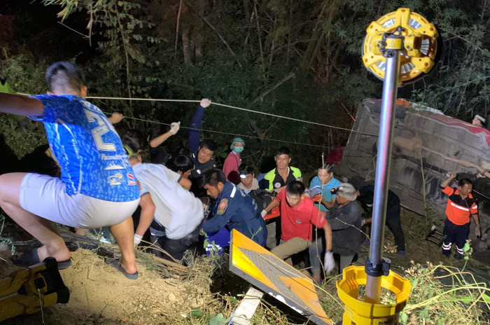Bangkok Post - 13 Danish tourists hurt in van crash, driver killed