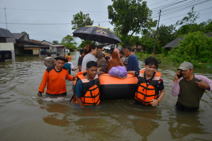 Bangkok Post - Floods, landslides kill at least 21 in Indonesia’s West ...