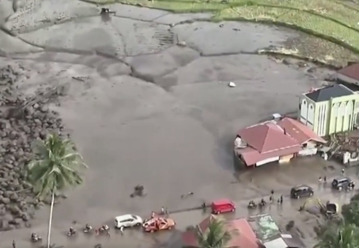 Bangkok Post - Floods kill 43 in Indonesia's West Sumatra, 15 missing