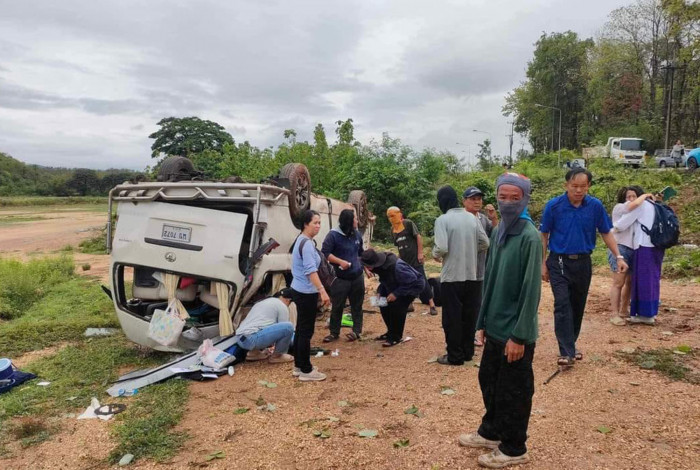 One student killed, 15 injured in van accident - Vimarsana News