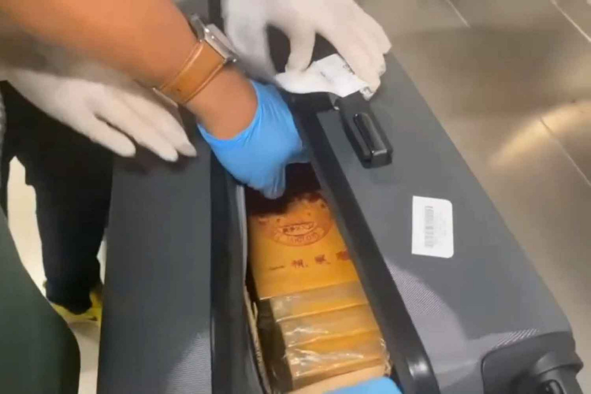 Bangkok Post - Smugglers arrested at airport with 14kg of heroin