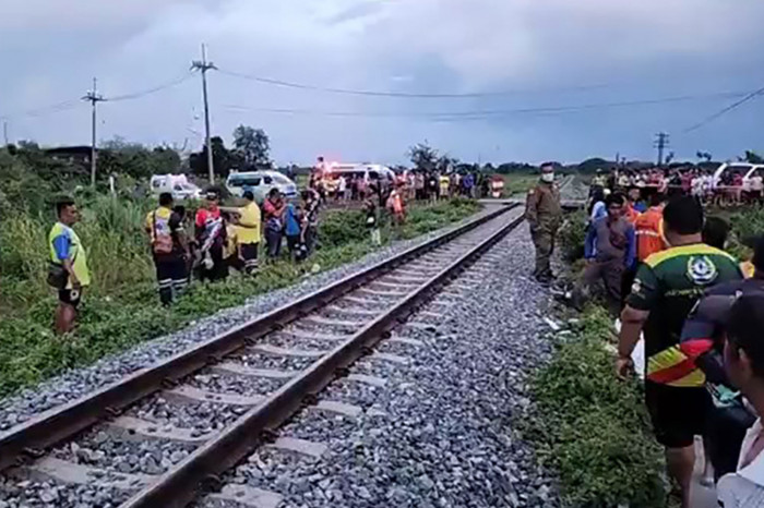 Bangkok Post - Five killed when train hits pickup on crossing