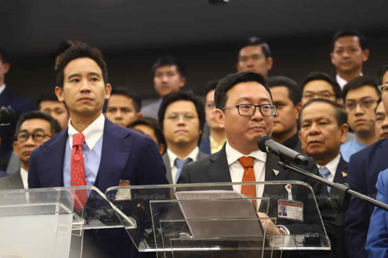 Pita Limjaroenrat, front left, former leader of the Move Forward Party and now chief adviser, and MFP leader Chaithawat Tulanon, right, during a press conference at parliament after the Constitutional Court ruled against its lese majesty reform policy on Jan 31. (Photo: Nutthawat Wichieanbut)