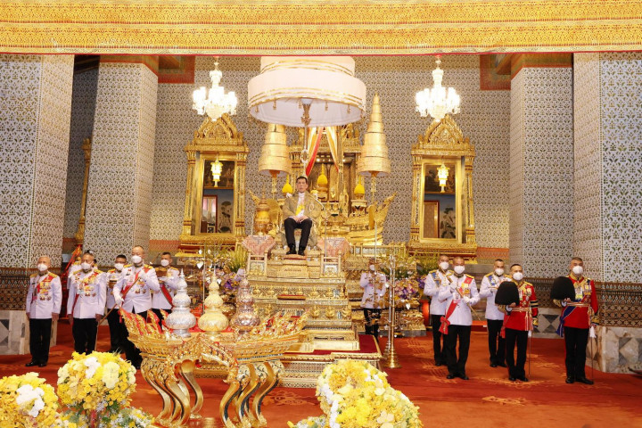 HM King urges Thais to unite for 'highest goals'