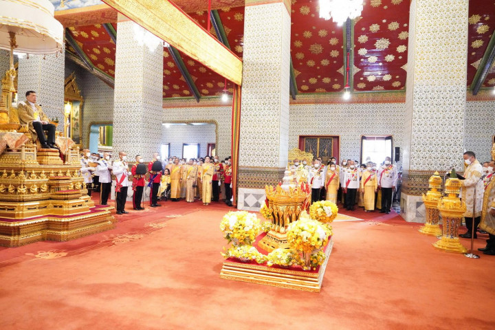 HM King urges Thais to unite for 'highest goals'