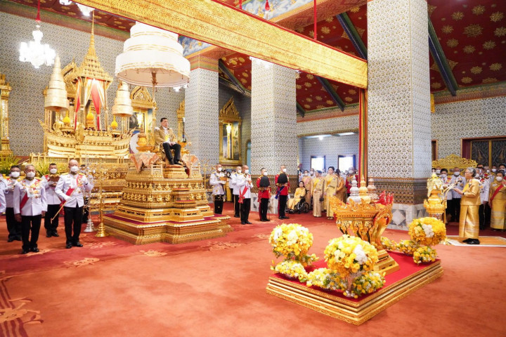 HM King urges Thais to unite for 'highest goals'