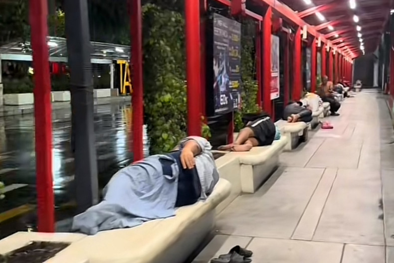 Bangkok Post - Homeless people take over busy bus shelter