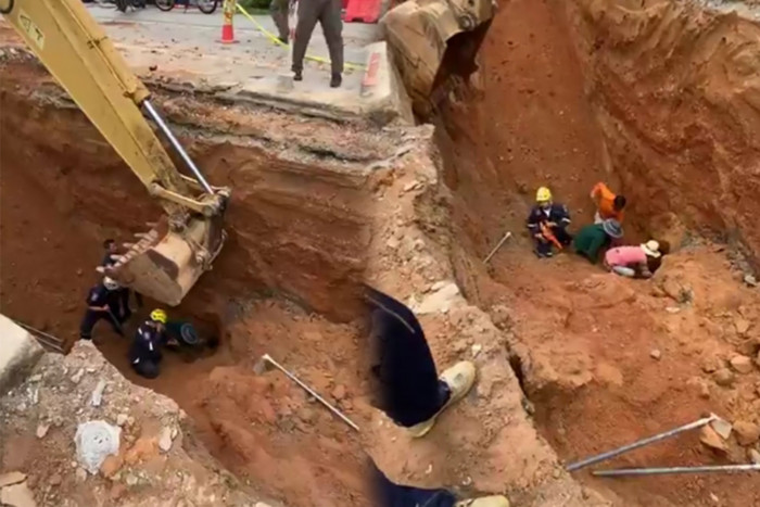 Bangkok Post - Buried worker rescued from deep, collapsed trench
