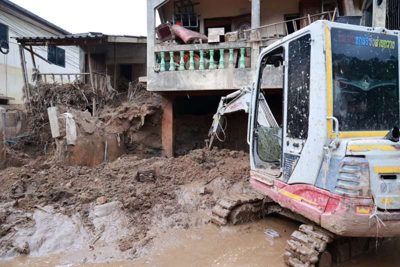 Bangkok Post - Volunteer truck driver for flood victims charged for ...