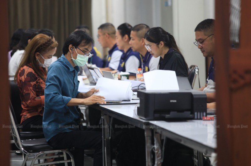 People who say they suffered financial damage because of the practices of The iCon Group file complaints with the Consumer Protection Police Division in Bangkok. (Photo: Apichart Jinakul)