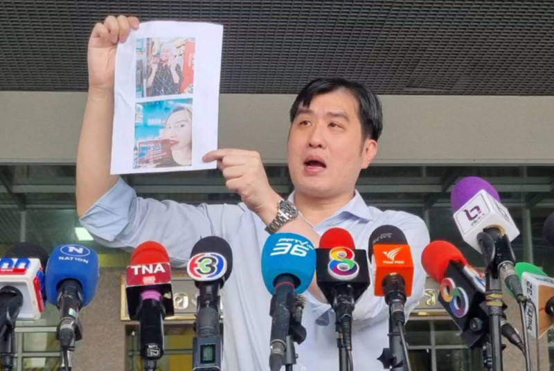 Itthidet Thanetwattana, a representative of Thai and foreign victims living abroad, shows a document to reporters at the Central Investigation Bureau, where he filed a fraud complaint against The iCon Group on Saturday. (Photo supplied/Wassayos Ngamkham)