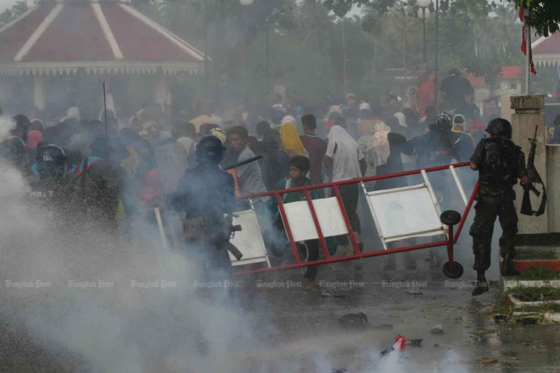 Scenes of chaos: Police disperse protesters gathered around Tak Bai police station in Tak Bai, Narathiwat, on Oct 25, 2004. (Photo: Tawatchai Kemgumnerd)