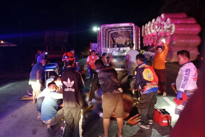 Bangkok Post - Four killed, 9 injured when pickup hits trailer truck