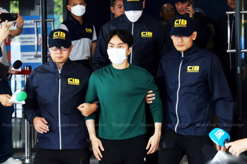 Warathaphon ‘Boss Paul’ Waratyaworrakul, founder and CEO of The iCon Group, is escorted by police from the Central Investigation Bureau (CIB) to the Criminal Court in Bangkok on Oct 18. (Photo: Nutthawat Wichieanbut)