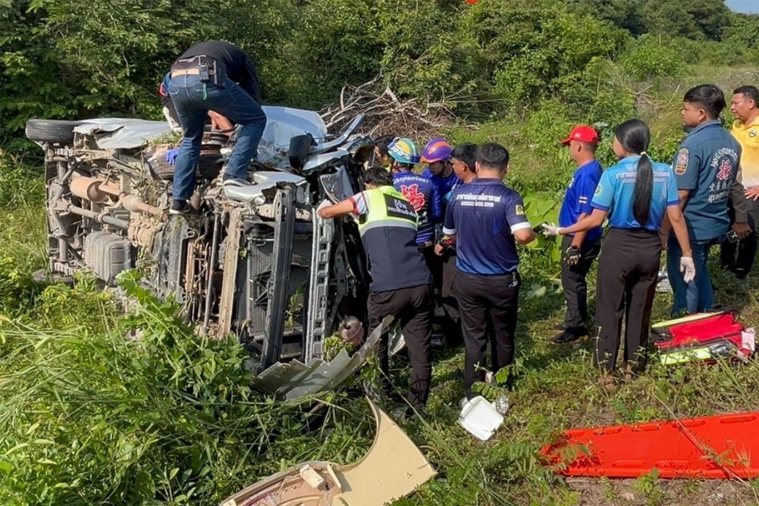 Bangkok Post - 11 hurt as school van overturns in Surat Thani