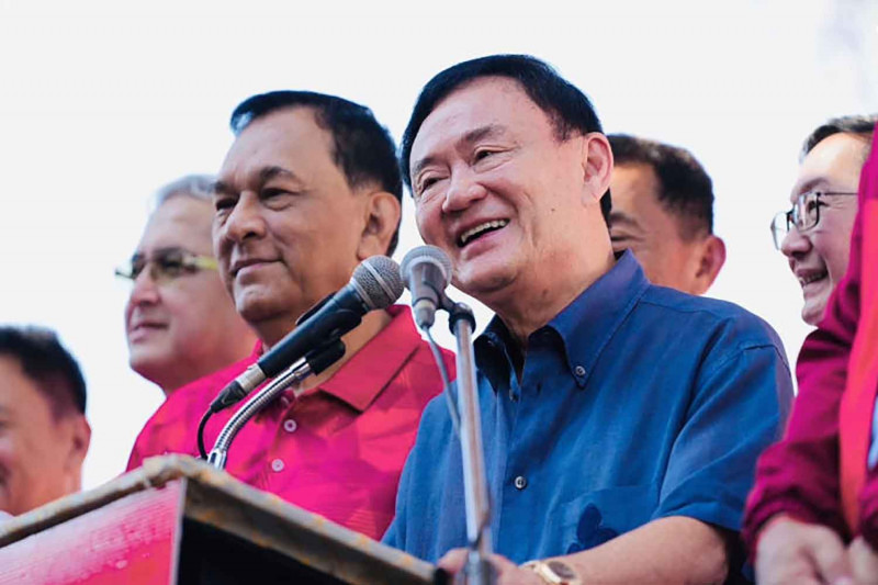 Former prime minister Thaksin Shinawatra speaks to supporters at a campaign rally in Ban Dung district, Udon Thani, last week. (Photo: Pheu Thai Party)