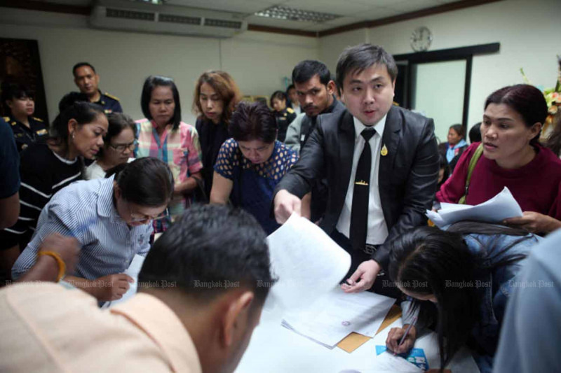 Thai politician Samart Janechaijittawanich, second right, brings fraud victims to file complaints at the Anti-Money Laundering Office in Bangkok in 2017. (Bangkok Post file photo)