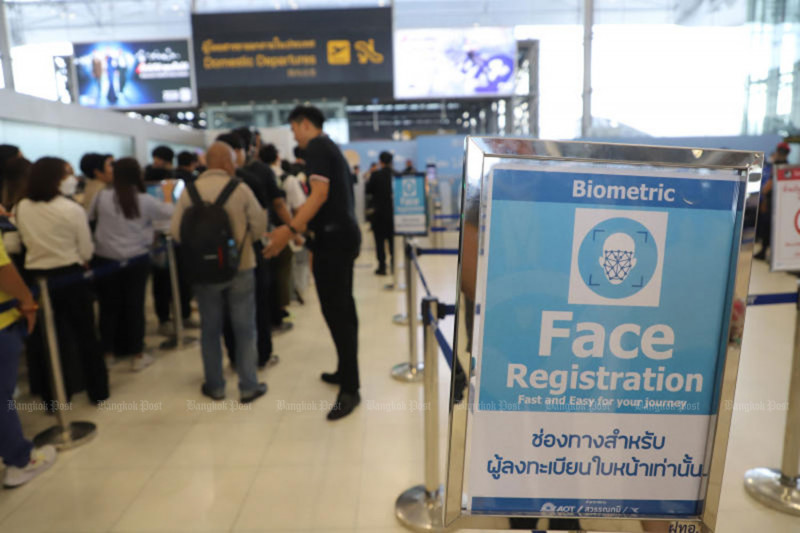 Passengers queue to use the automated biometric identification system at Suvarnabhumi airport on Oct 28, 2024. (Photo: Varuth Hirunyatheb)
