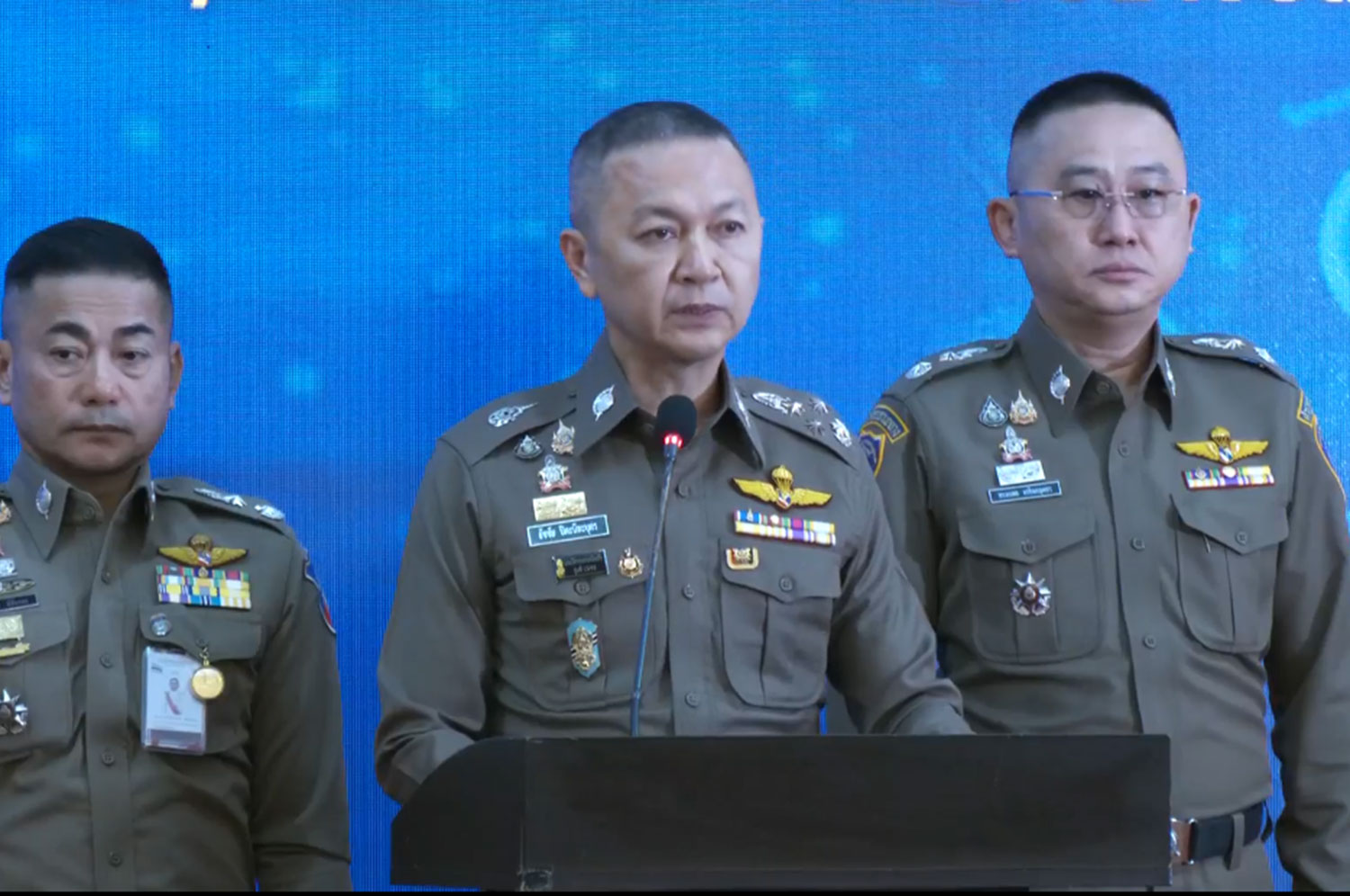 Pol Gen Thatchai Pitaneelaboot (centre), Royal Thai Police inspector-general, announces the arrest of a Japanese criminal suspect following a police raid on a house in Sathon district of Bangkok. (Capture from Police TV Facebook)