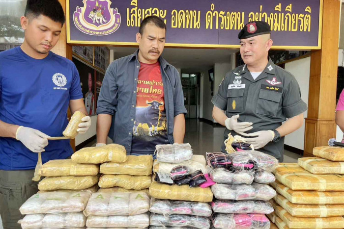 Bangkok Post - Two men arrested with 632,000 meth pills