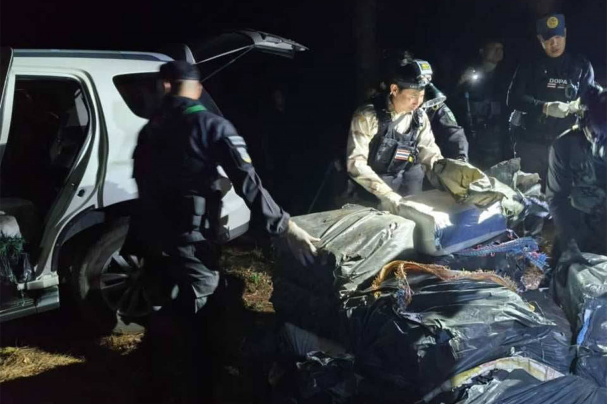 Bangkok Post - Fleeing smugglers abandon 7.5m speed pills