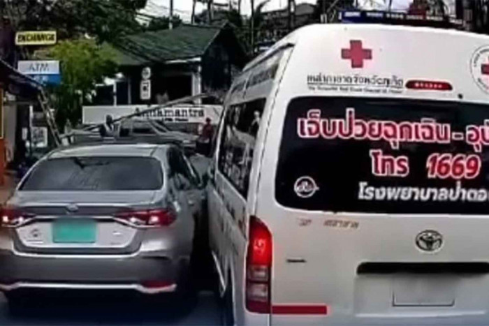 Bangkok Post Phuket Taxi Driver Blocks Ambulance In Which Heart
