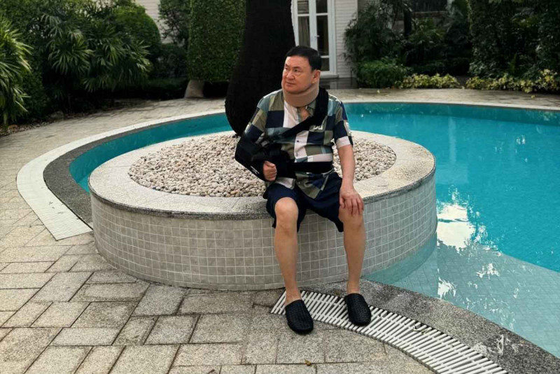 Former prime minister Thaksin Shinawatra relaxes by the swimming pool at his Chan Song La residence in Bang Phlat district after being released from Police General Hospital. Ingshin21 Instagram Account