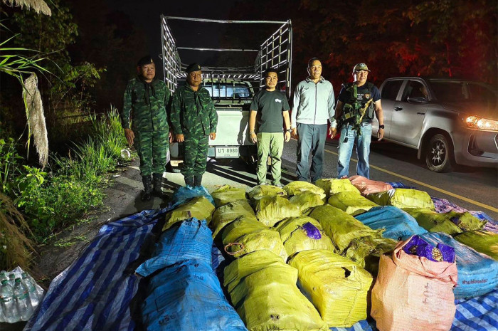 Bangkok Post - 500kg of crystal meth abandoned by fleeing smugglers