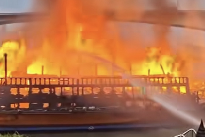 Feuer beschädigt zwei Boote vor Bangkoker Hotel