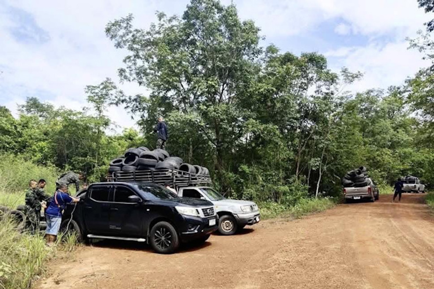 People donate used tyres to the army to build bunkers at the border with Cambodia in Nam Yuen district of Ubon Ratchathani province. (Photo: 2nd Army Region Facebook account)