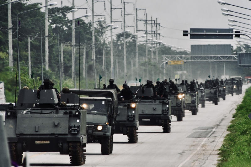 Members of the Armoured Infantry Battalion head towards an assembly point in Aranyaprathet district of Sa Kaeo province in preparation for a potential conflict with Cambodia. (Photo: Royal Thai Army)