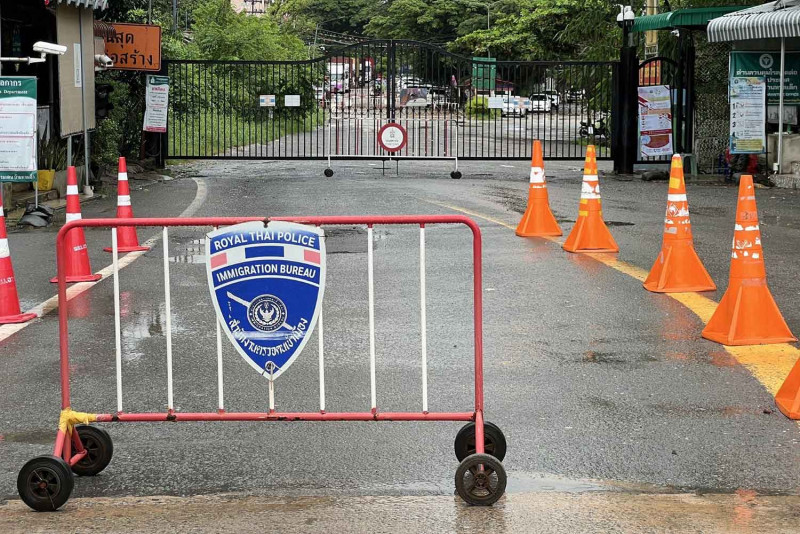 The gate at the Ban Hat Lek crossing in Khlong Yai district of Trat remains closed before its new opening hours, early on Sunday morning. (Photo: Jakkrit Waewkhlaihong)