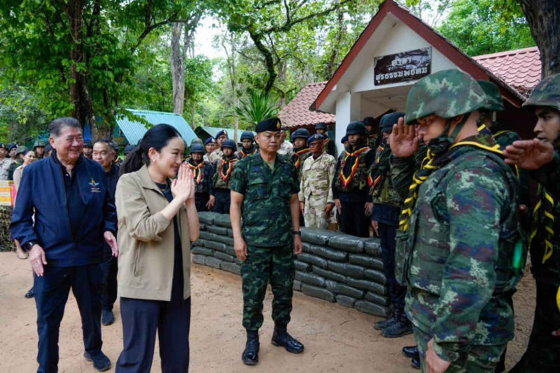 Prime Minister Paetongtarn Shinawatra pays a morale-boosting visit to the headquarters of the Suranaree Task Force in Kap Choeng district of Surin province on Wednesday. (Photo: Government House)