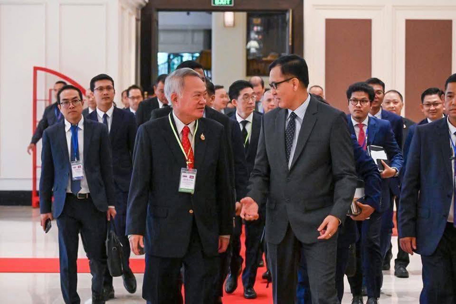 Prasart Prasasvinitchai (left), co-chair of the Thailand-Cambodia Joint Boundary Commission, talks with fellow co-chair Lam Chea, minister in charge of the State Secretariat of Border Affairs of Cambodia, prior to the JBC meeting on Saturday in Phnom Penh. (Photo: Sa Kaeo public relations office)