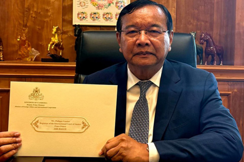 A letter sent to the International Court of Justice in The Hague is shown by Cambodian Deputy Prime Minister and Foreign Minister Prak Sokhonn on the Facebook account of Prime Minister Hun Manet. (Photo: Hun Manet Facebook account)