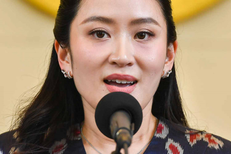 Prime Minister Paetongtarn Shinawatra speaks to reporters at Government House on Wednesday. (Photo: Government House)