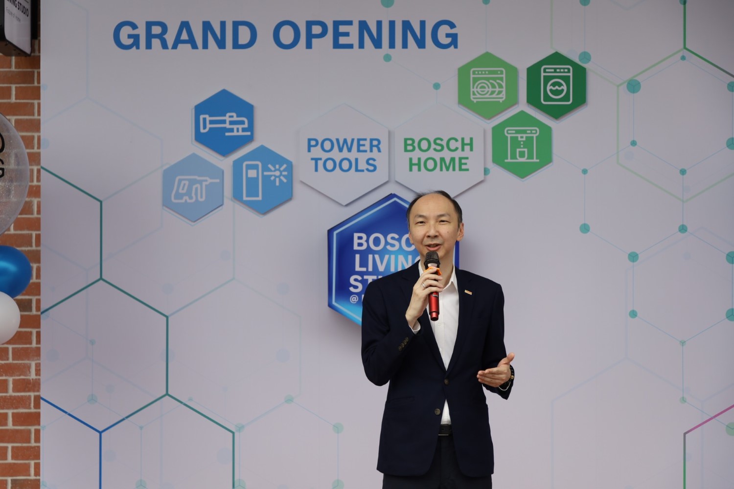Joseph Hong, managing director, Bosch Thailand, delivers his opening speech to mark the launch of Bosch’s first concept store in ASEAN.