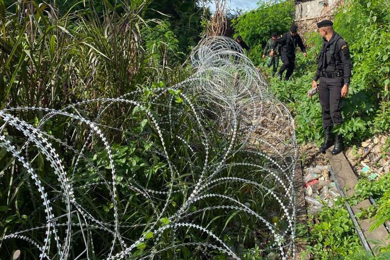 Officers conduct a patrol along Cambodian border in Aranyaprathet district in Sa Kaeo province. (Photo: Sa Kaeo Public Relations Office)