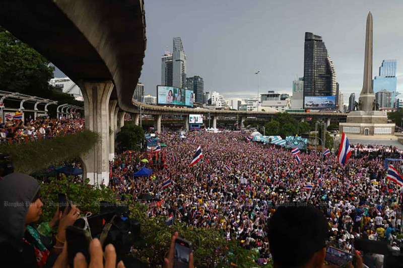 Bangkok Post - Calls for a new PM grow