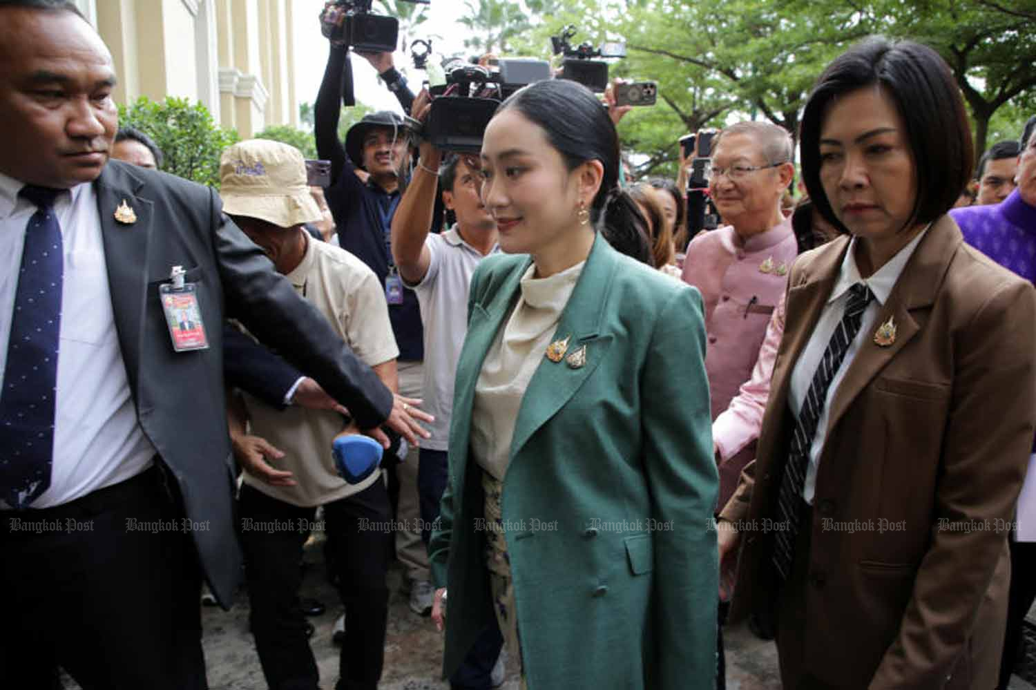 Suspended Prime Minister Paetongtarn Shinawatra waves to reporters as she leaves Government House on Tuesday afternoon. (Photo: Chanat Katanyu)