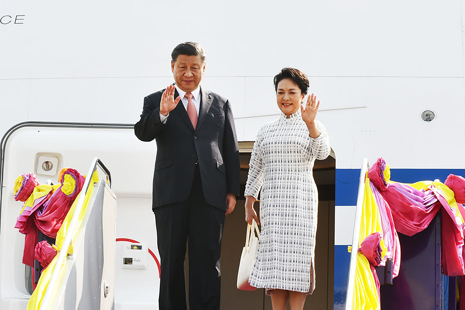 Chinese president Xi Jinping and his wife, Professor Peng Liyuan, arrive in Bangkok on November 17, 2022 for a state visit to Thailand and to attend the APEC Economic Leaders' meeting.