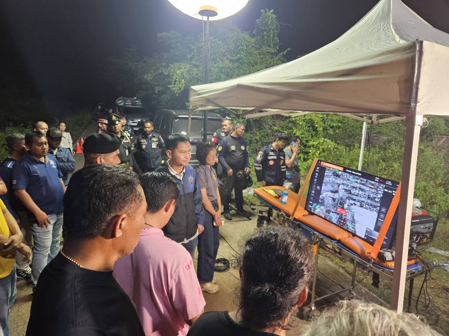The police during the manhunt. (Photo: Muangburiram Provincial Police Station)
