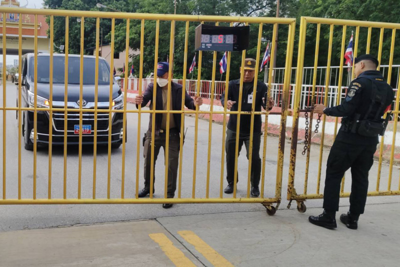 Bangkok Post - Thai border checkpoint opens early to help seriously ill ...