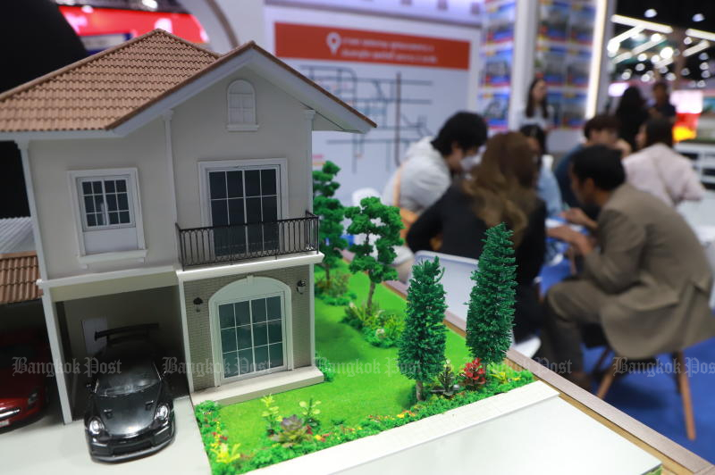 People look at deals at the Number One Real Estate Expo on March 22. The government will inject more money into the economy before the fiscal year ends. (Photo: Somchai Poomlard)