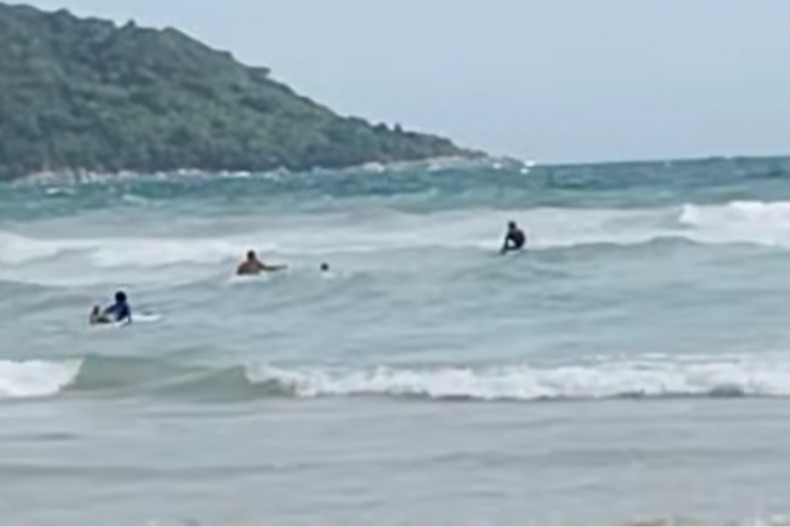 Phuket lifeguard rescues French children from rip current
