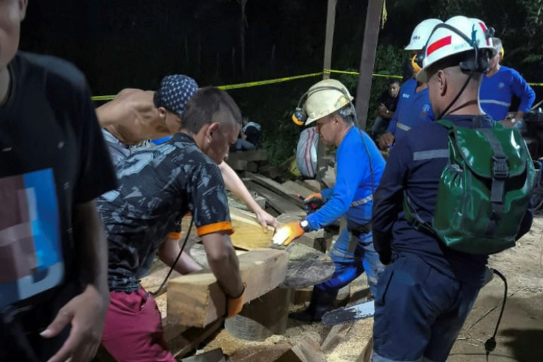 18 trapped gold miners rescued in Colombia
