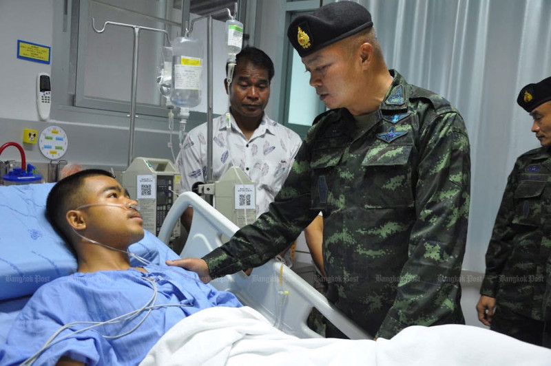 Second Army Region Commander Lt Gen Boonsin Padklang visits three injured soldiers being treated at Sappasit Prasong Army Hospital in Warin Chamrab district, Ubon Ratchathani, on Thursday. (Photo: Second Army Region)
